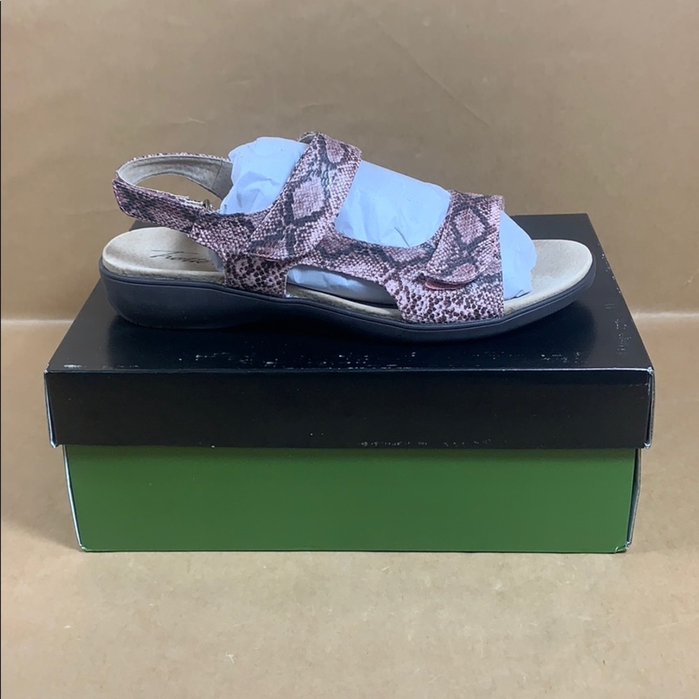 Trotters Woman’s Shoes - Pink Snake - Size 9 W